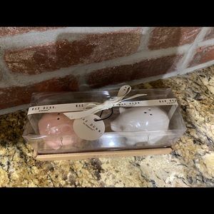 Rae Dunn pig salt and pepper shakers 
Ready to ship